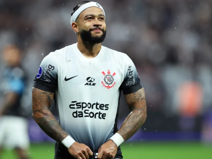 Corinthians inicia contatos, mas espera ajuda de Memphis em renovação