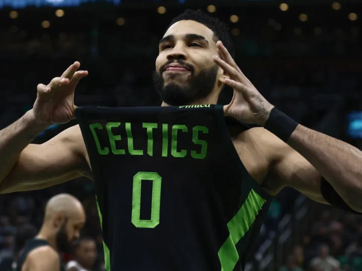Tatum volta após lesão em vitória dos Celtics; Doncic faz 44 e lidera triunfo dos Lakers na NBA