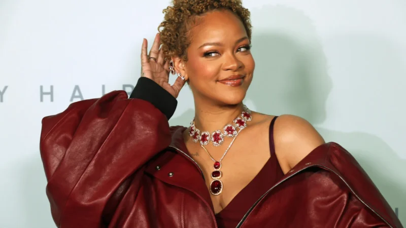 Rihanna tem casa em Beverly Hills atingida por tiros e mulher é presa