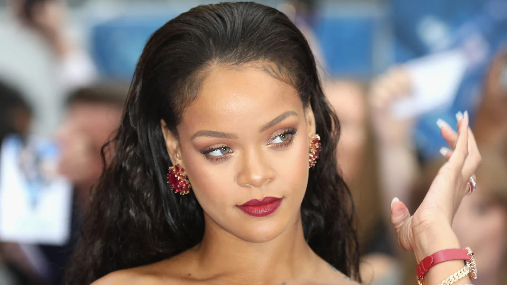Mulher que atirou contra casa de Rihanna tem fiança fixada em R$ 53 milhões