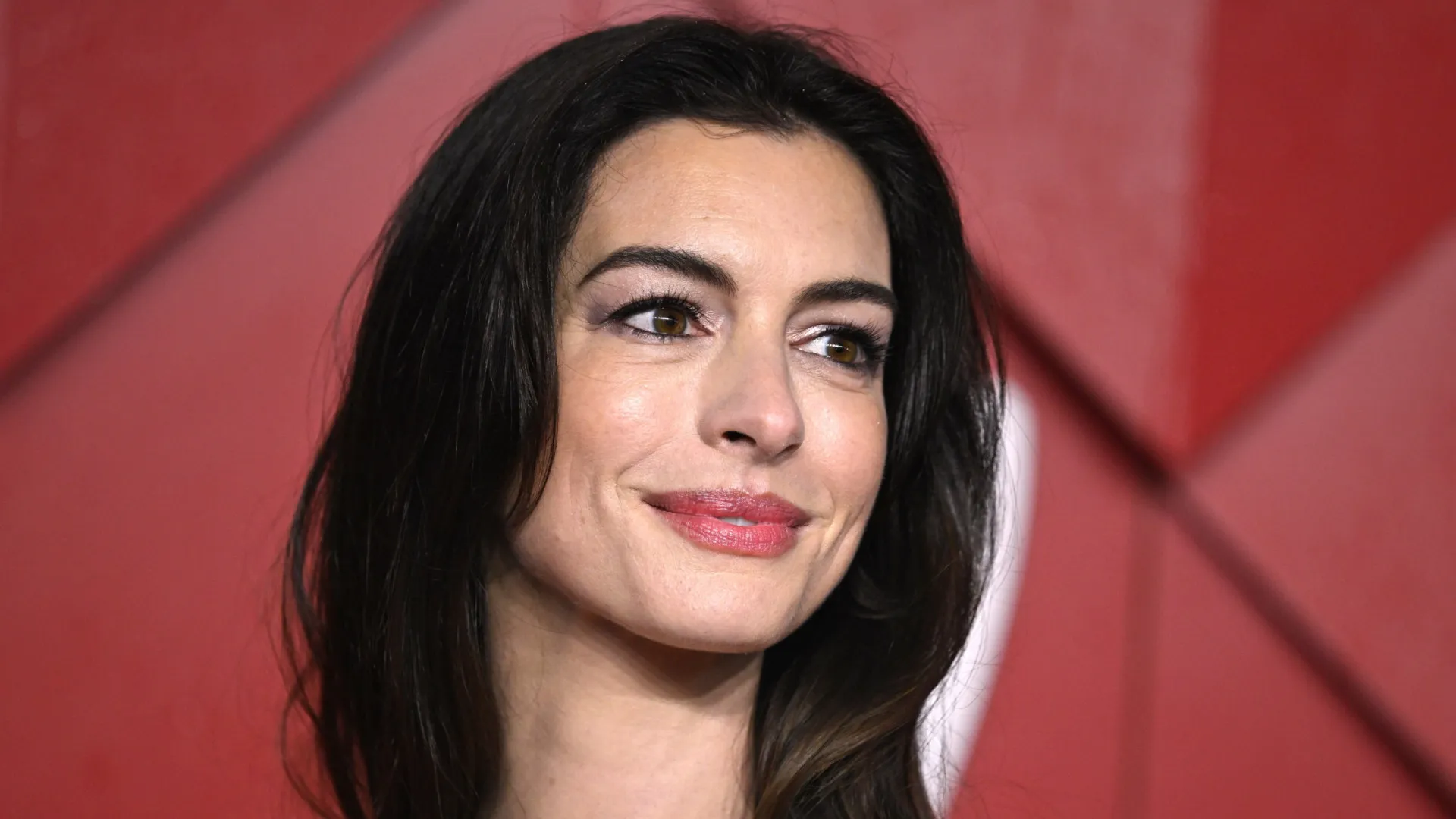 Anne Hathaway revela truque para parecer ‘mais acordada’ no Oscar