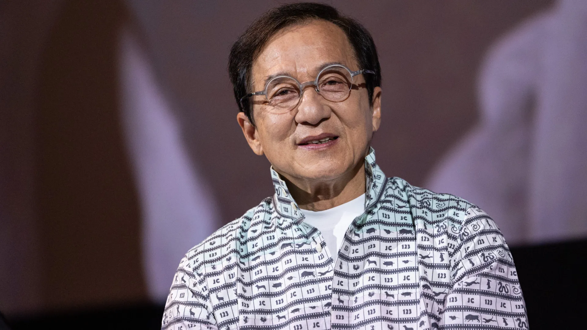 Jackie Chan diz que não deixará fortuna ao filho e irá destinar patrimônio à caridade