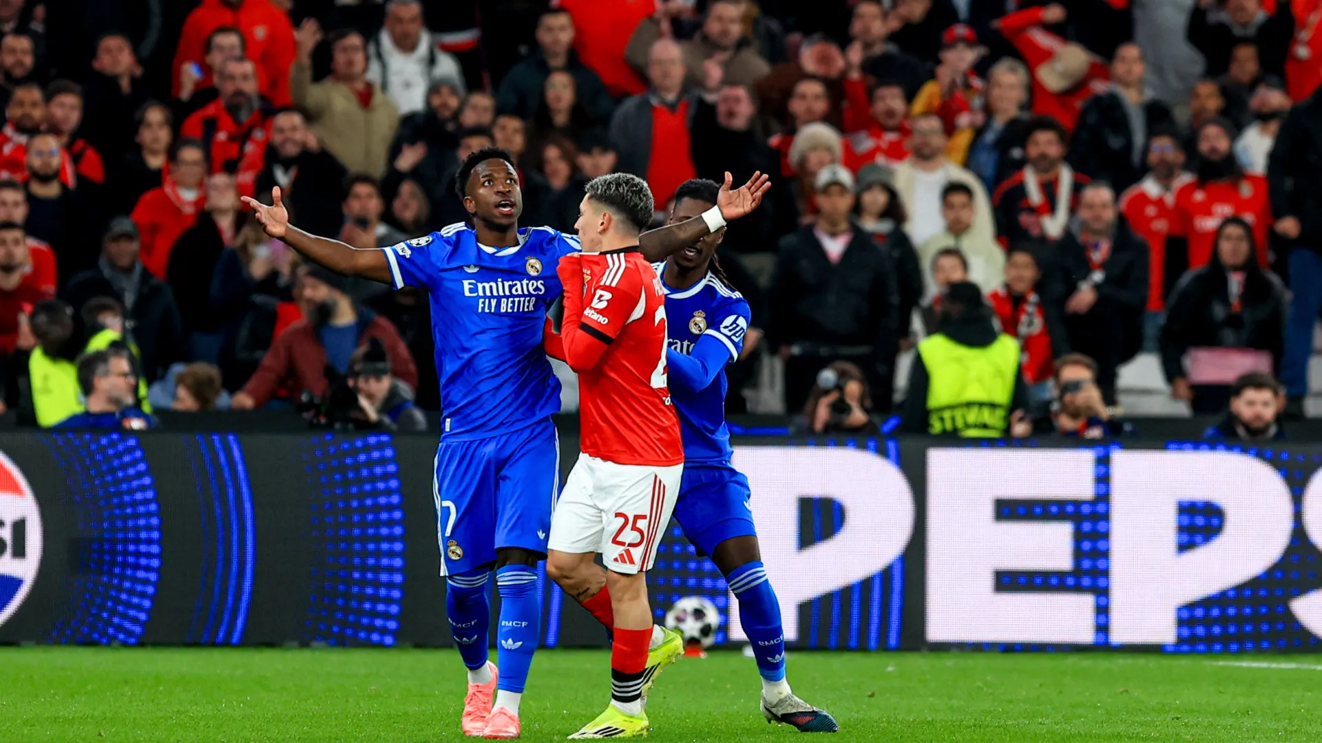 Vinícius Jr. preocupa Hazard: “Não surpreenderia se acabasse aos 30 anos”