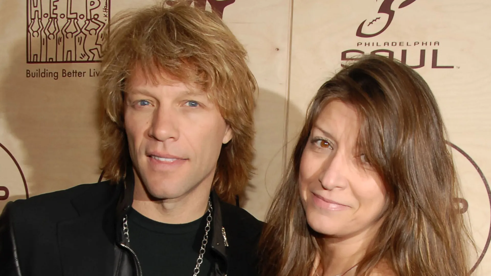 Famosos que se casaram com os namorados da escola