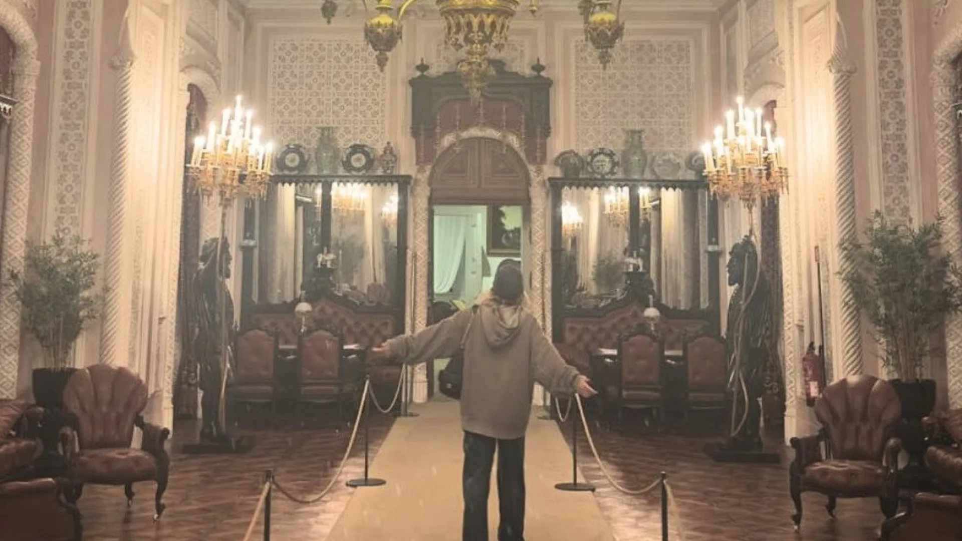 Atriz Sydney Sweeney visita Palácio em Sintra durante férias em Portugal