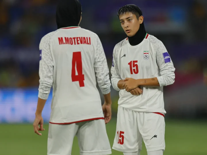 Seleção feminina do Irã muda postura, presta continência e canta hino nacional