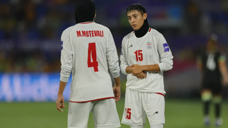 Seleção feminina do Irã muda postura, presta continência e canta hino nacional