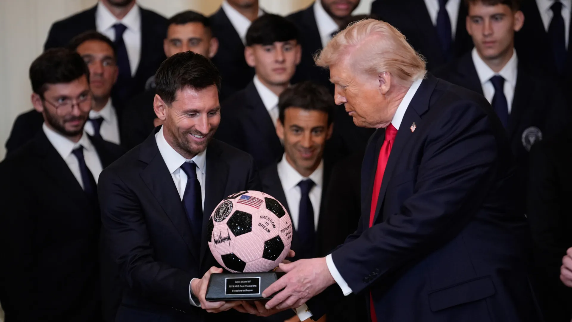 Foto de Messi com Trump em festejo na Casa Branca divide torcedores argentinos