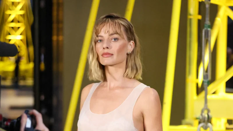 Margot Robbie muda o visual e aparece com novo corte em Paris; veja