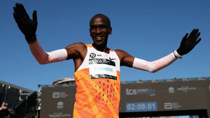 Em turnê de ‘conexão com os fãs’, bicampeão olímpico Eliud Kipchoge correrá maratona de Porto Alegre