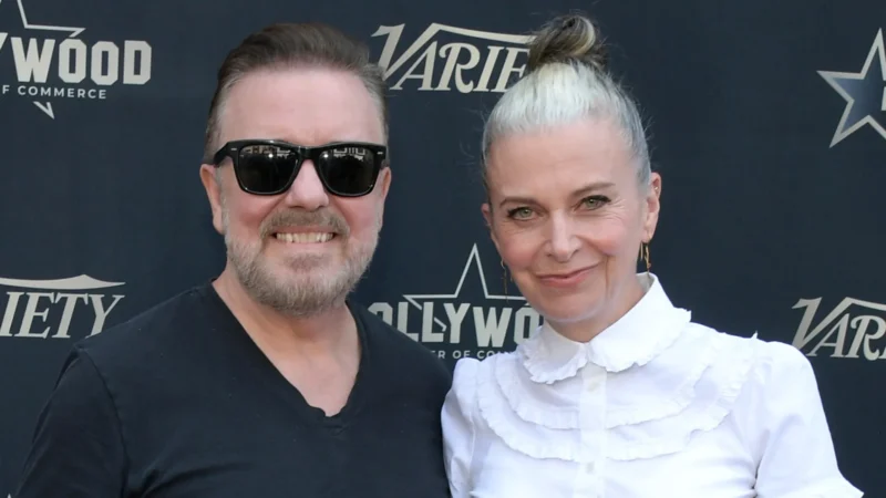 Mulher de Ricky Gervais anuncia diagnóstico de câncer da mama