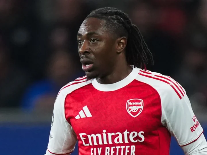 Craque do Arsenal se emociona ao encontrar ídolo da Seleção Brasileira