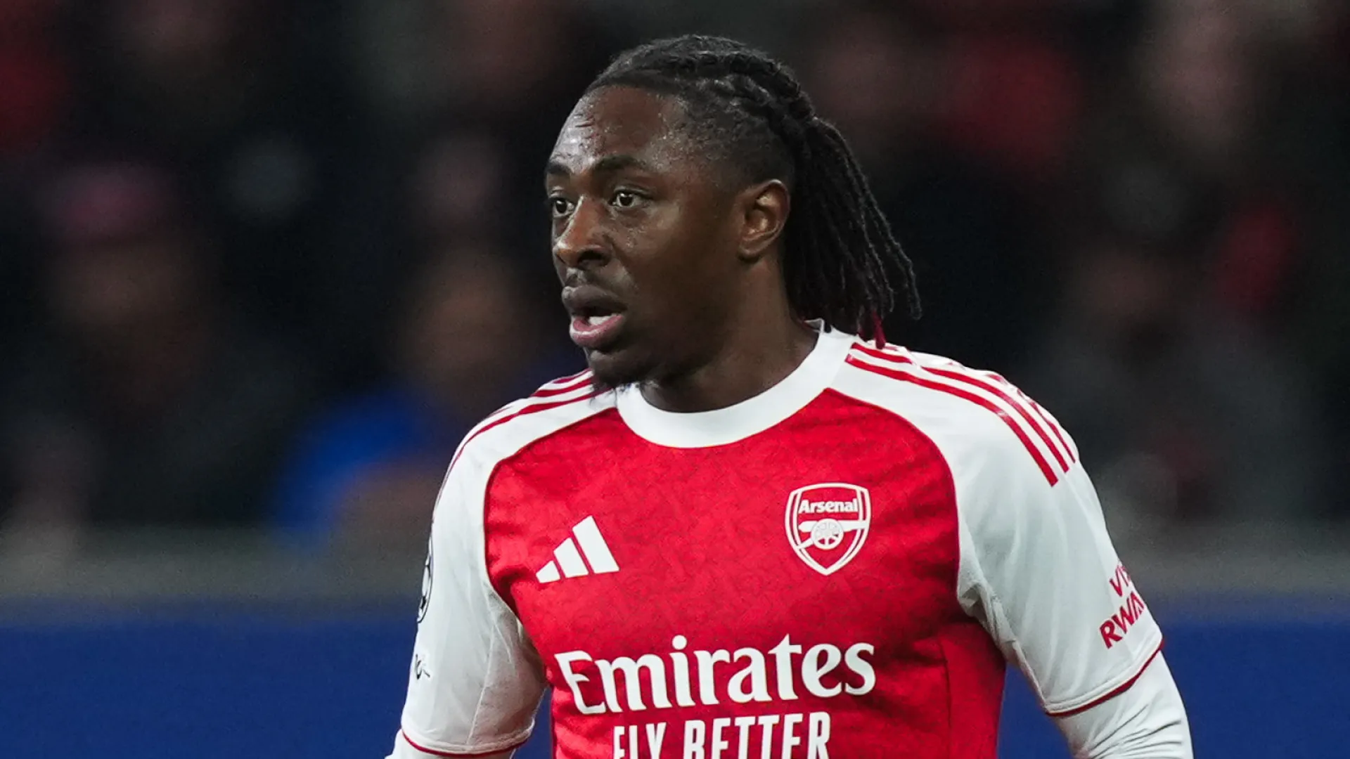 Craque do Arsenal se emociona ao encontrar ídolo da Seleção Brasileira