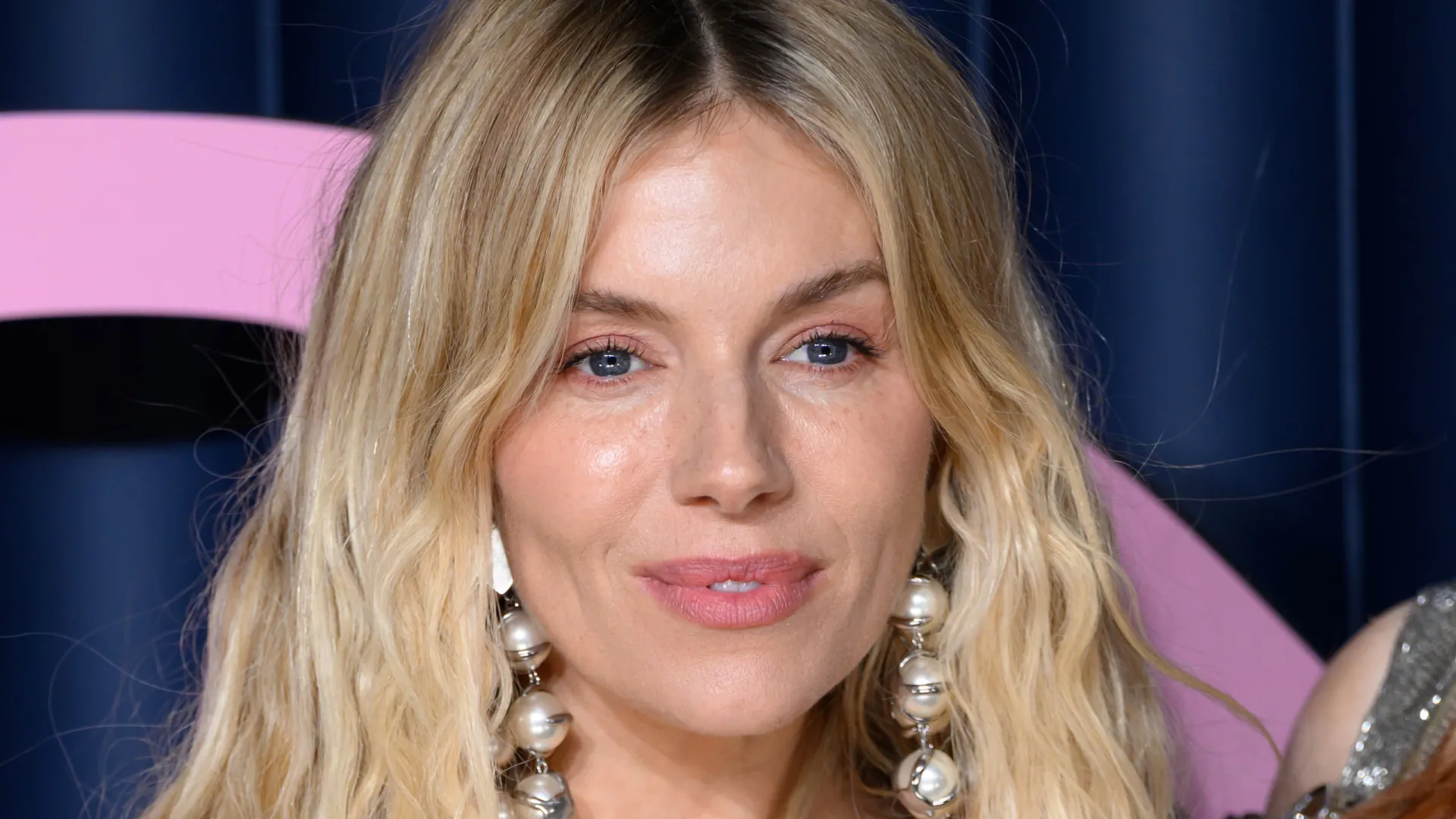 Sienna Miller e a gravidez aos 44 anos: “É a melhor coisa, é mais fácil”