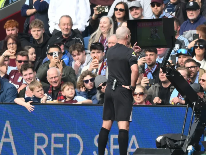 Maioria dos torcedores rejeita VAR e pede fim na Premier League inglesa