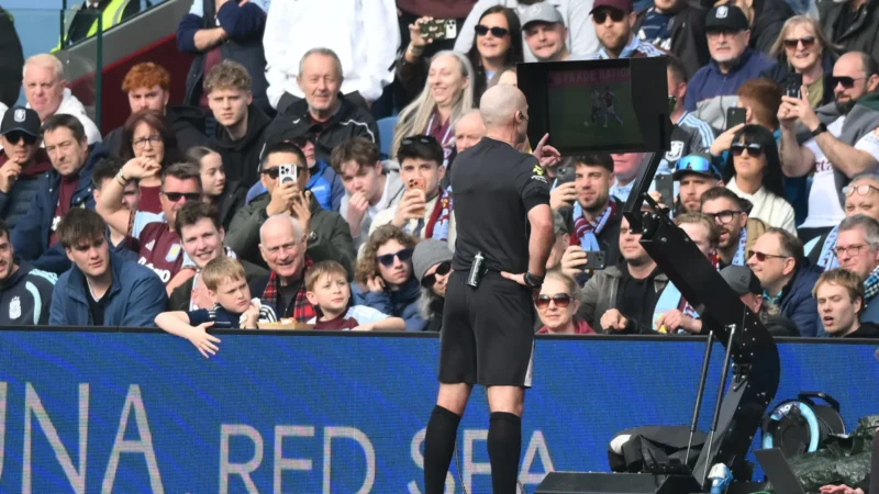 Maioria dos torcedores rejeita VAR e pede fim na Premier League inglesa
