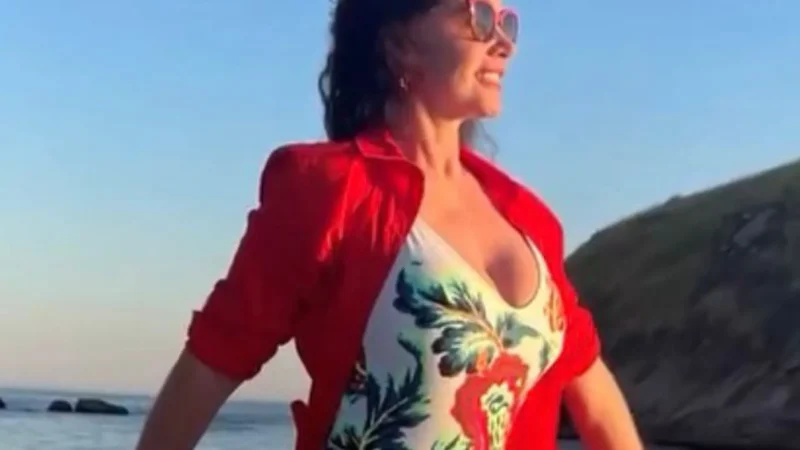 Luma de Oliveira, aos 61, impressiona ao surgir em passeio de lancha