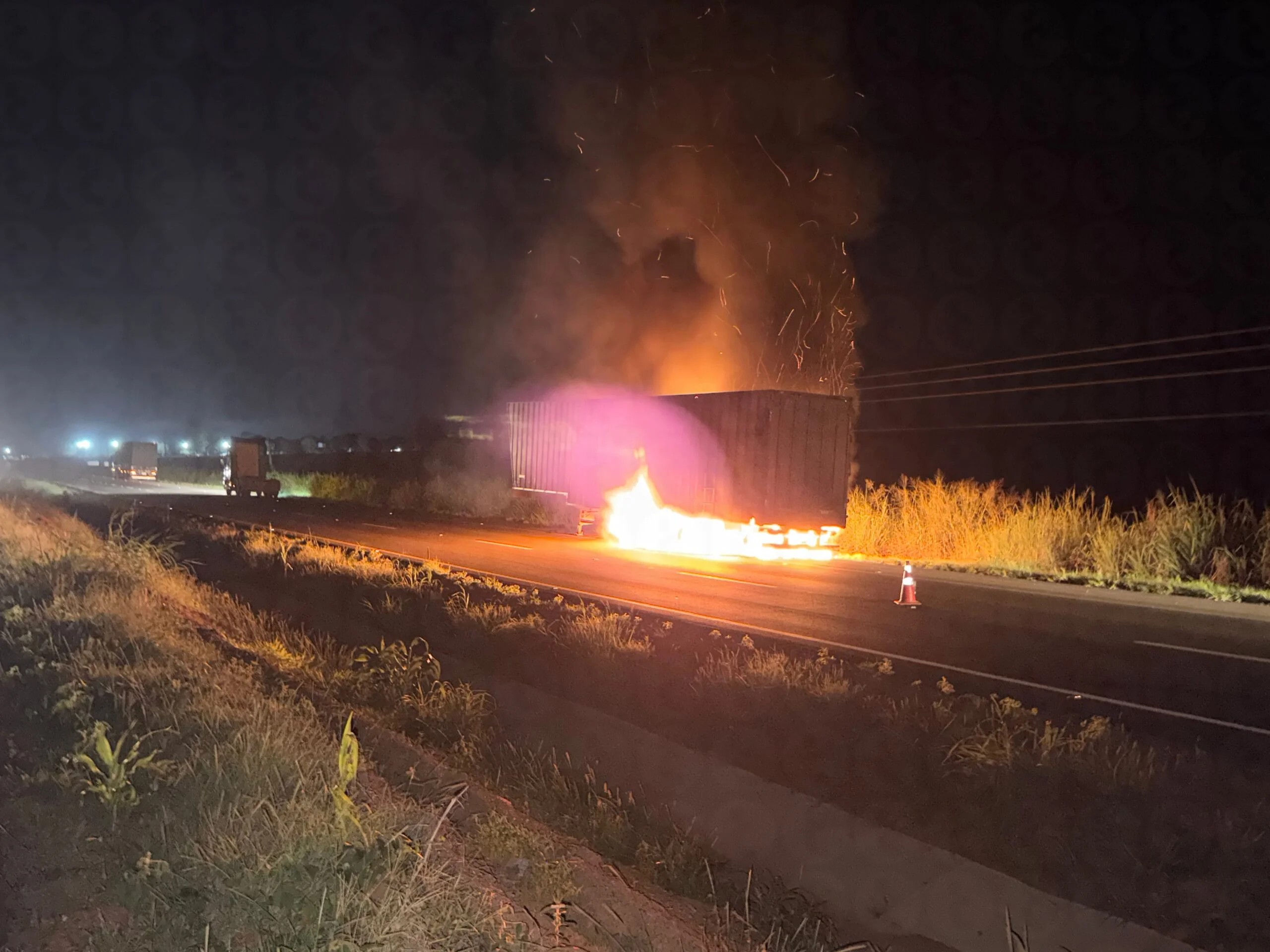 Carreta pega fogo na BR-163 e motorista evita tragédia ao agir rapidamente