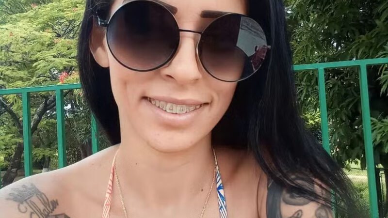 Mulher é assassinada com mais de 30 facadas e filho de 10 anos liga para o 190