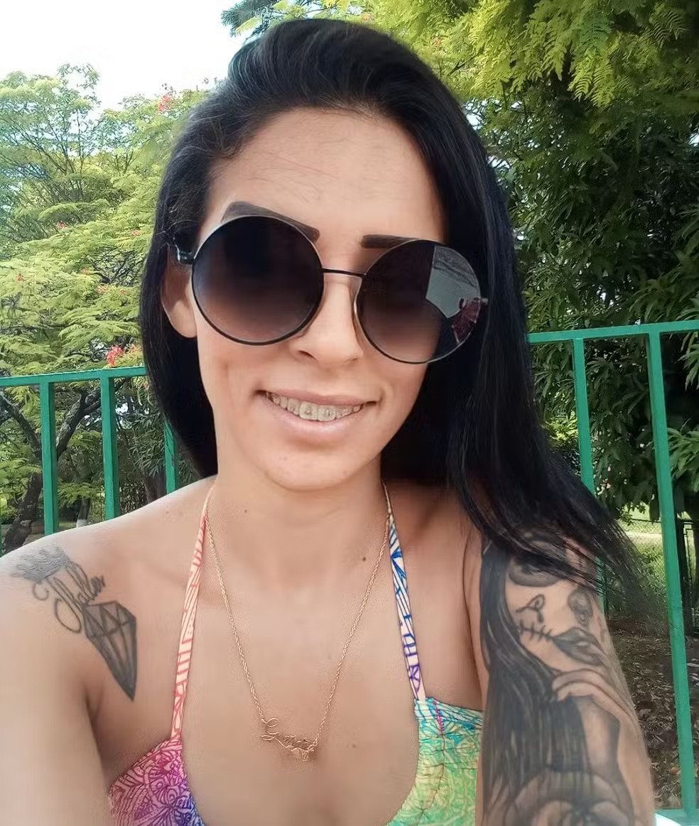 Mulher é assassinada com mais de 30 facadas e filho de 10 anos liga para o 190