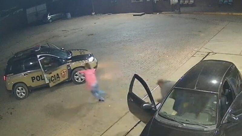 Cena chocante: mulher escapa de sequestro do ex e corre para a polícia em segundos; veja