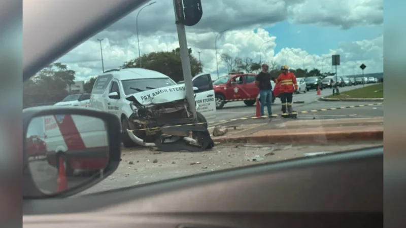 Carro funerário derruba semáforo e deixa ferido no Eixo Monumental