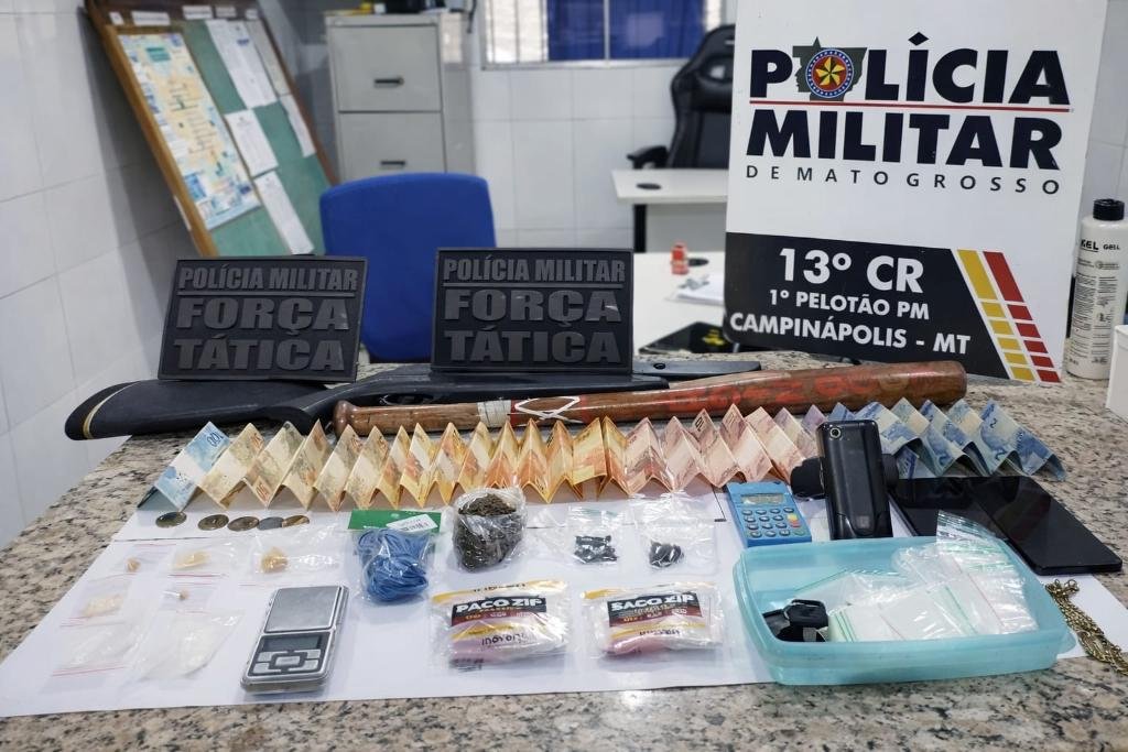 Suspeito tenta fugir, mas é preso com drogas e casa usada como ponto de tráfico