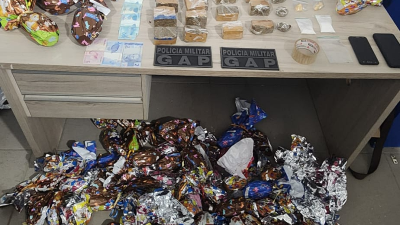 Suspeito de tráfico é preso com drogas e ovos de chocolate que seriam distribuídos por facção