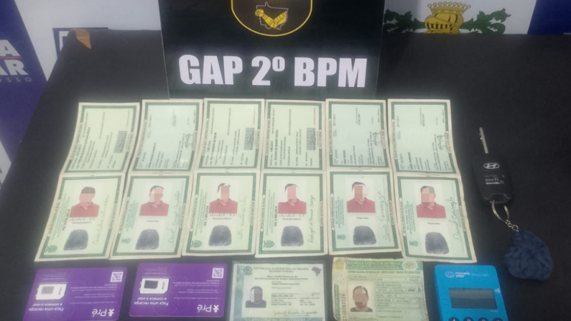 Homem é preso com múltiplas identidades falsas durante barreira policial