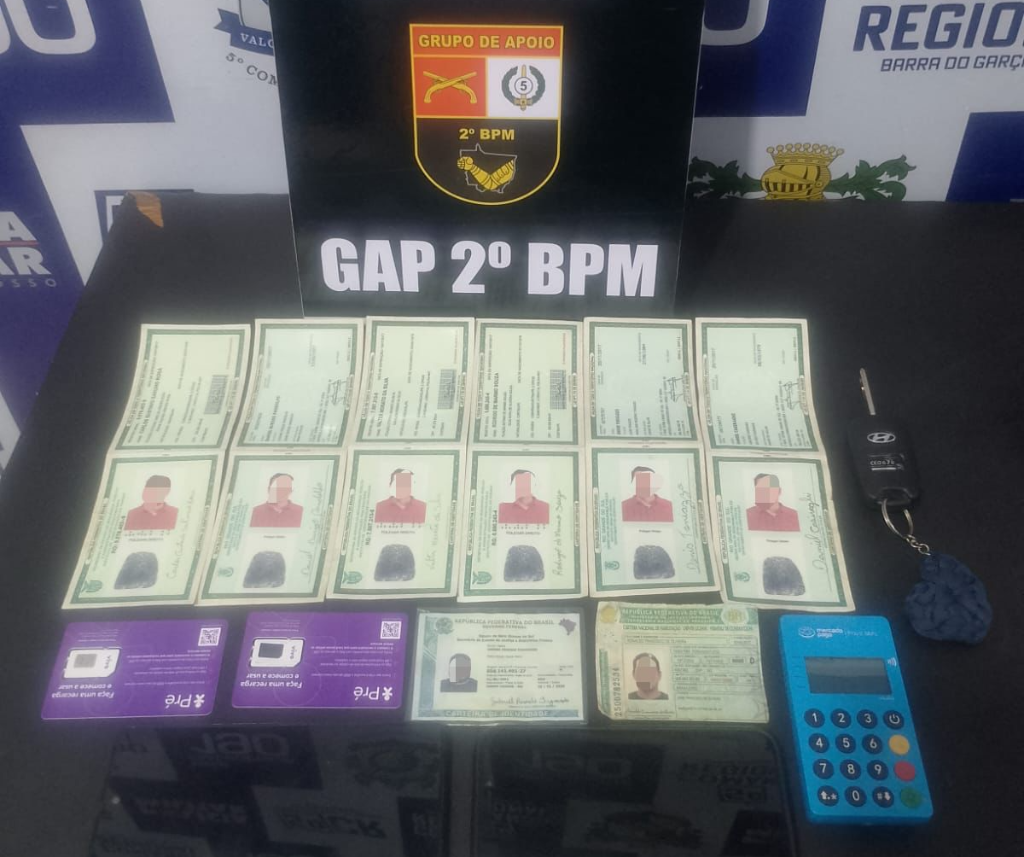 Homem é preso com múltiplas identidades falsas durante barreira policial