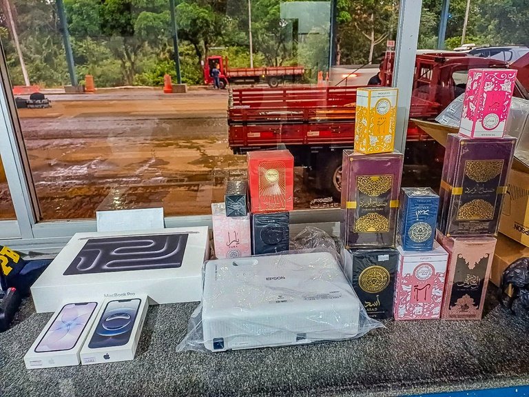 PRF apreende medicamentos controlados e produtos ilegais durante fiscalização