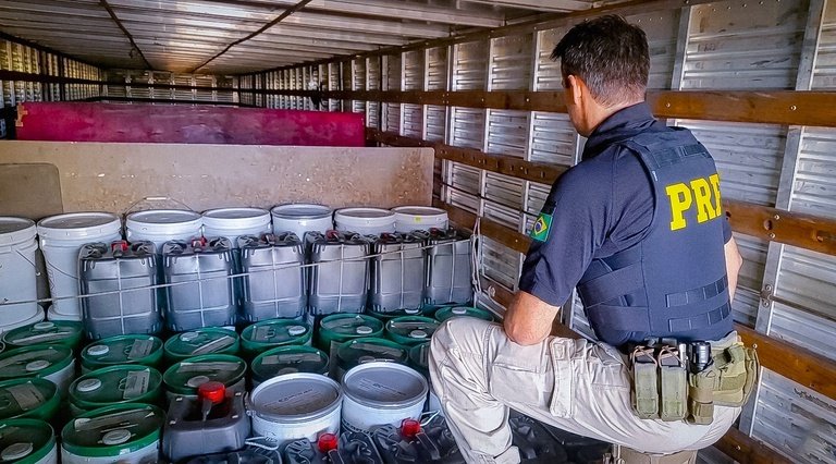 Carga avaliada em quase meio milhão é apreendida e motorista é investigado