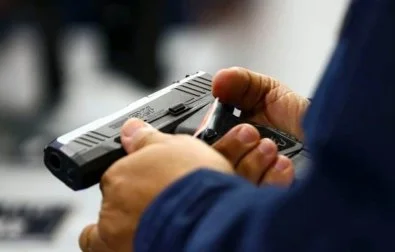  Noite de terror: mulher é baleada várias vezes em frente a bar e dupla foge de moto em MT