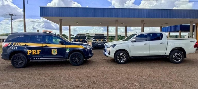 Caminhonete roubada é recuperada após fiscalização e motorista é detido