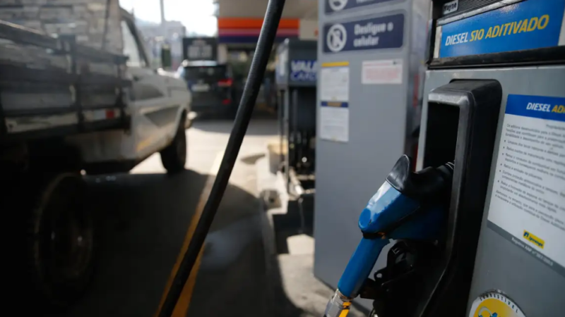 Governo zera imposto e cria subsídio para conter alta de combustíveis