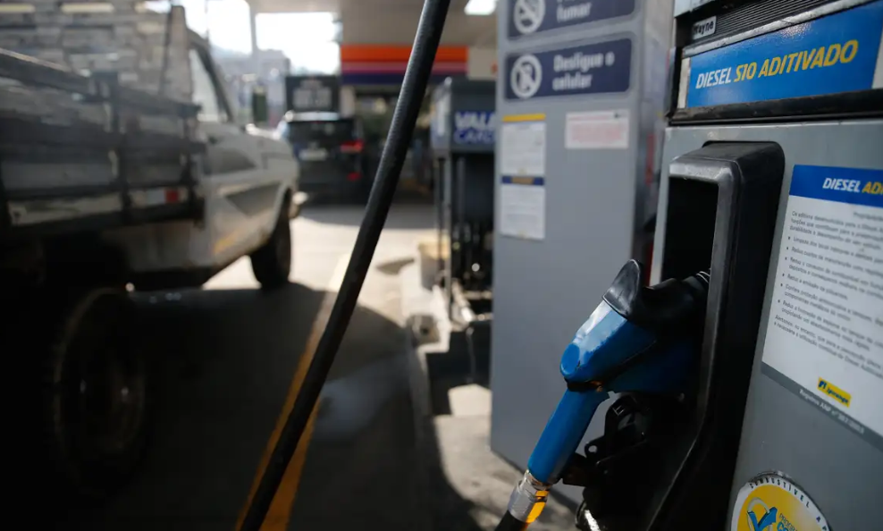 Governo zera imposto e cria subsídio para conter alta de combustíveis