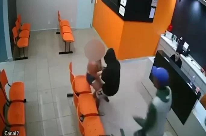 Coragem ou risco? Cliente reage a assalto dentro de clínica e espanta criminosos – veja vídeo: