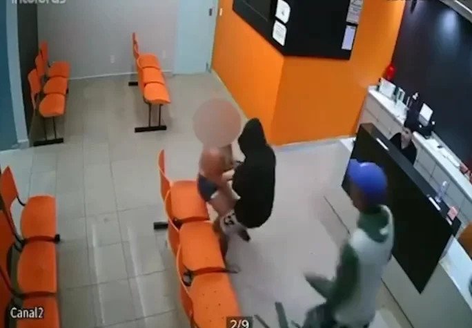 Coragem ou risco? Cliente reage a assalto dentro de clínica e espanta criminosos – veja vídeo:
