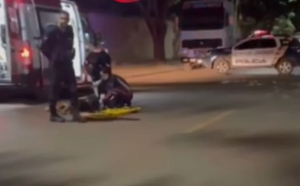  Mistério na madrugada: homem é encontrado inconsciente com grave ferimento na cabeça em via pública