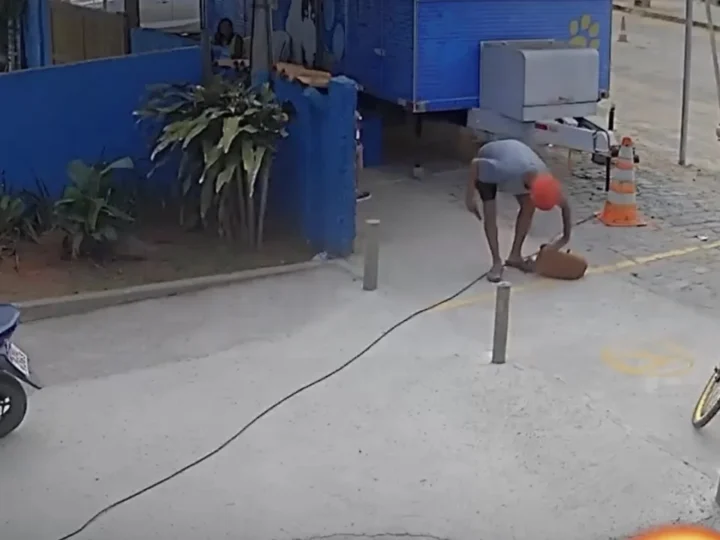 ATENÇÃO IMAGENS FORTES: Homem agride violentamente cachorro em praça pública e vídeo gera revolta. VEJA