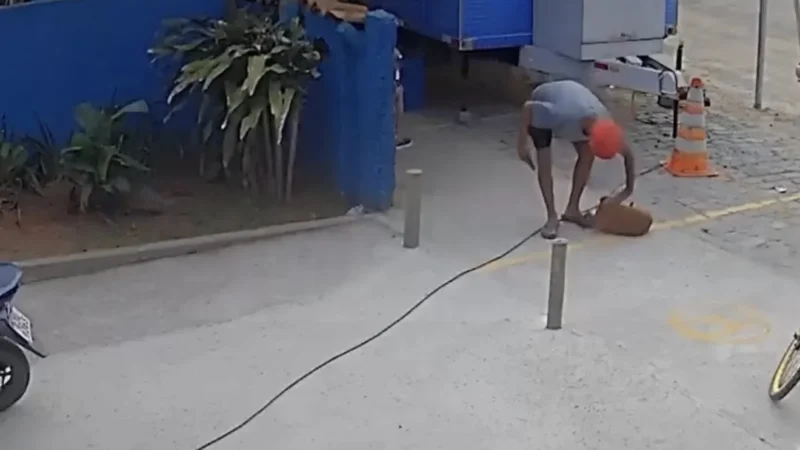 ATENÇÃO IMAGENS FORTES: Homem agride violentamente cachorro em praça pública e vídeo gera revolta. VEJA