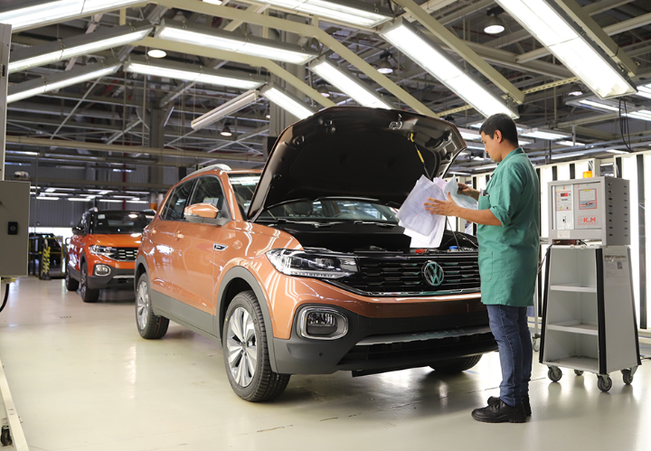 Indústria nacional avança 0,9% em fevereiro