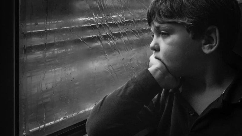 Menino de 9 anos é resgatado após viver em condições degradantes dentro de van na França