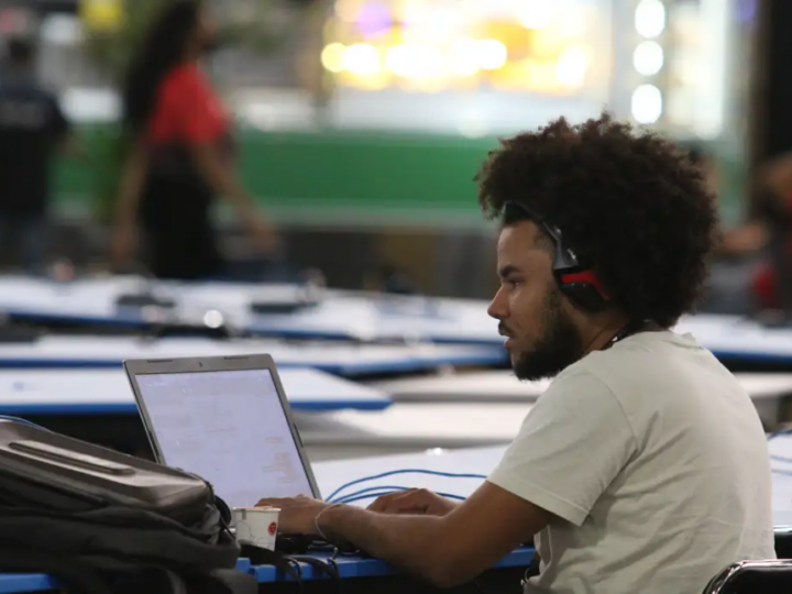 Serviços avançam 0,1% em fevereiro