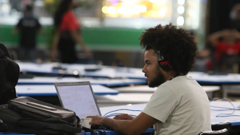 Serviços avançam 0,1% em fevereiro