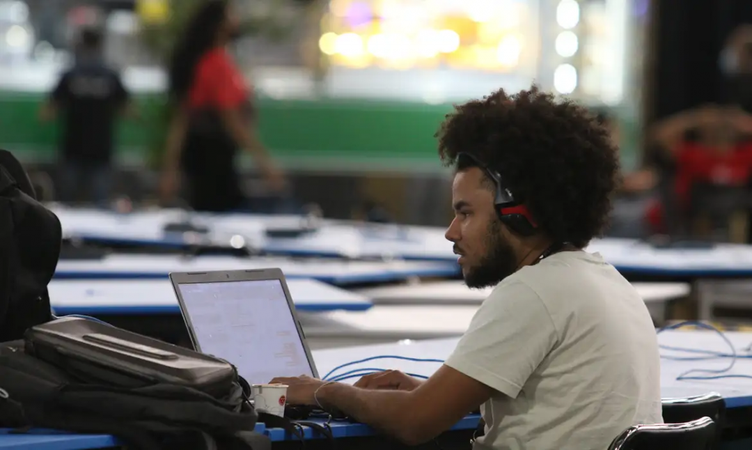 Serviços avançam 0,1% em fevereiro