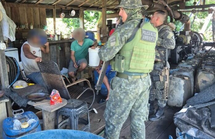 Balsa de garimpo ilegal é apreendida durante operação ambiental no Rio Teles Pires