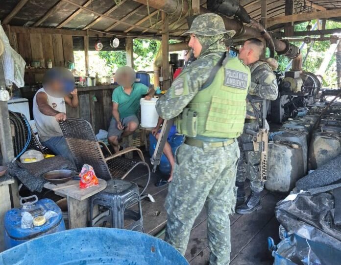 Balsa de garimpo ilegal é apreendida durante operação ambiental no Rio Teles Pires