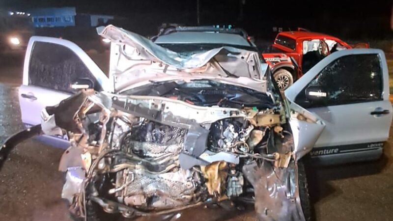 Homem é retirado das ferragens após violenta colisão em Peixoto de Azevedo; mais 4 pessoas ficaram feridas