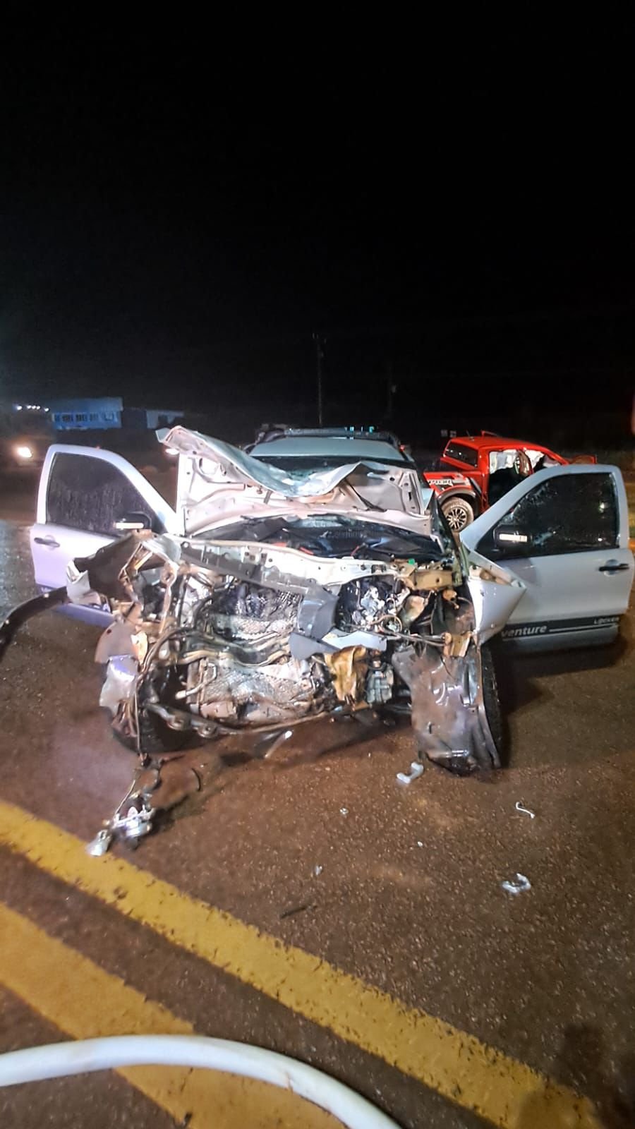 Homem é retirado das ferragens após violenta colisão em Peixoto de Azevedo; mais 4 pessoas ficaram feridas